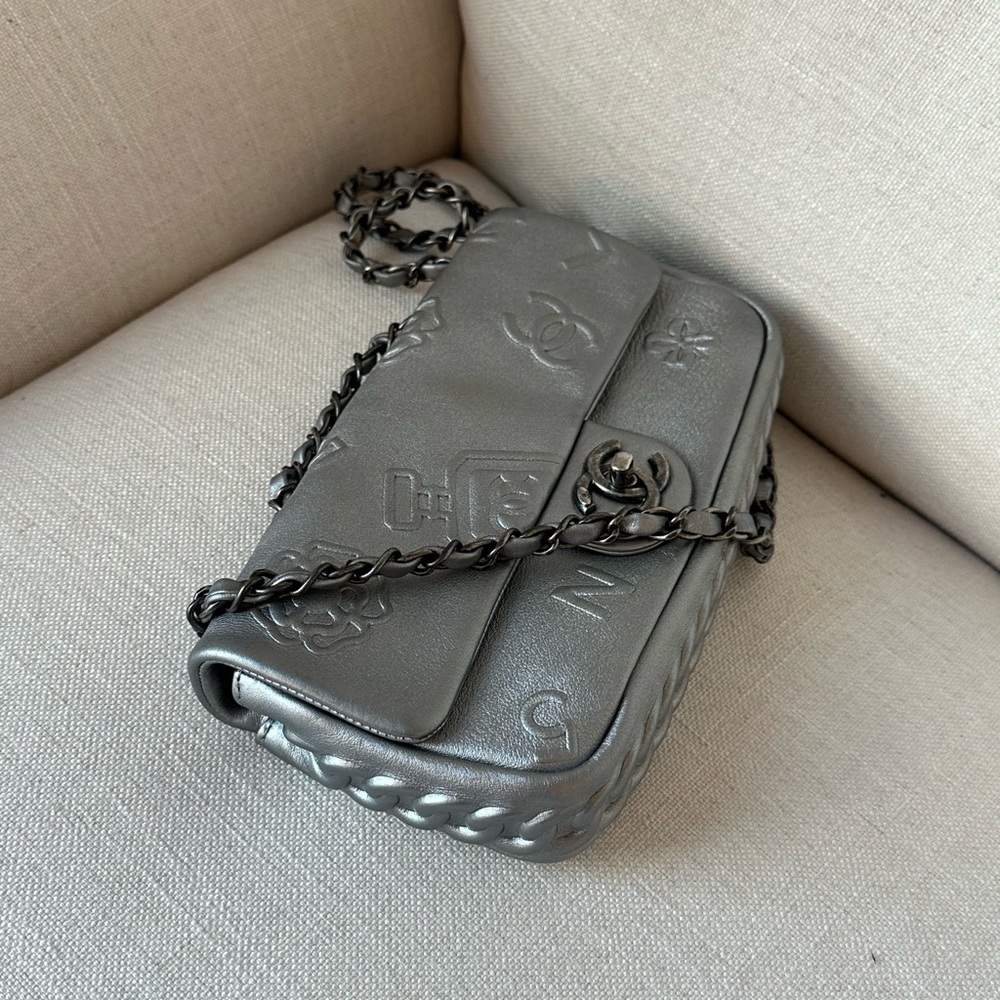 CHANEL Silver Quilted Shoulder Bag - Picture 3 of 10